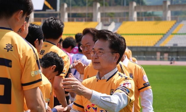 춘천시민축구단 격려하는 육동한 춘천시장