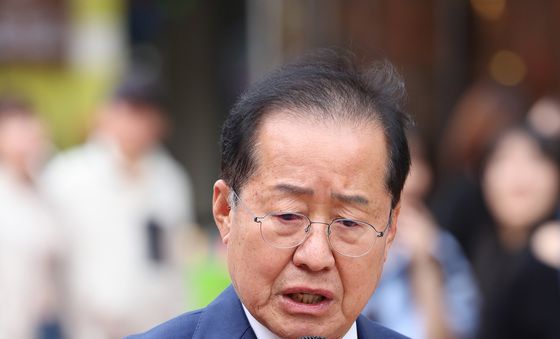 청년들 질문 답변하는 홍준표