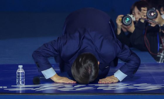 큰절하는 이재명 '두 번째 대권 도전'