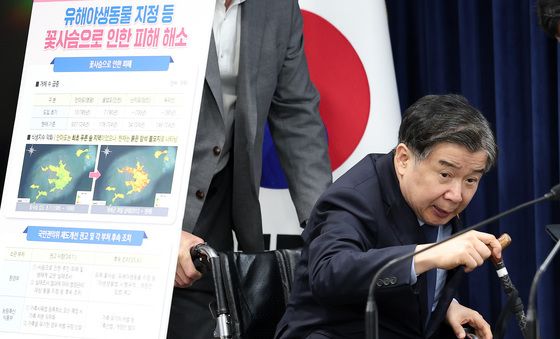 브리핑 위해 참석하는 유철환 국민권익위원장