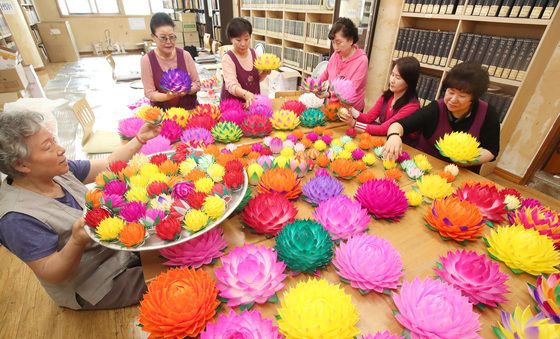 정성으로 만드는 초파일 연등