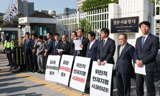 정부서울청사에 모인 민주당 초선 의원들