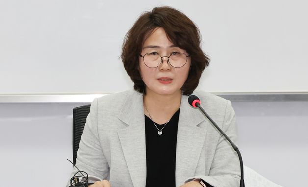 위기청소년 지원기관 이용자 생활실태조사 주요결과 발표하는 김영옥 과장