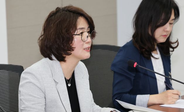 위기청소년 지원기관 이용자 생활실태조사 주요결과 발표하는 김영옥 과장