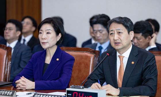 보고하는 안덕근 장관