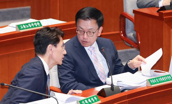 김윤상 차관과 대화하는 최상목 부총리