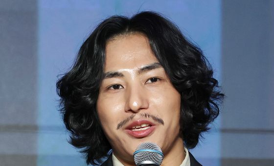 인사말 하는 보드 게임 유튜버 티노