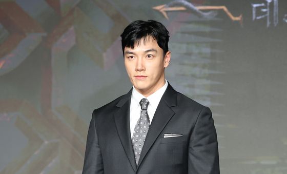 포즈 취하는 세븐하이