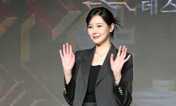 이승현, 미코 진의 빛나는 손 인사