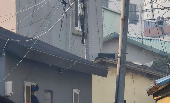 시민 안전 확인하는 경찰관들