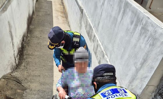 밀고 끌고 안전한 곳으로