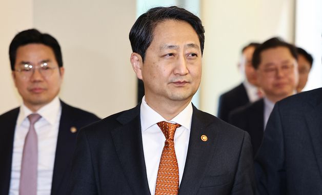 안덕근 장관, 미국 관세조치 대책회의 참석