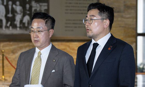 비공개 의원총회 참석하는 박찬대 원내대표