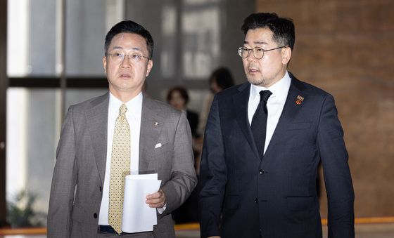 대화 나누며 의원총회장 향하는 박찬대 원내대표