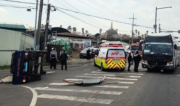 제주4·3 추념식 후 귀가 버스, 트럭과 충돌