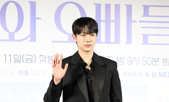 조준영, 빛나는 손 인사