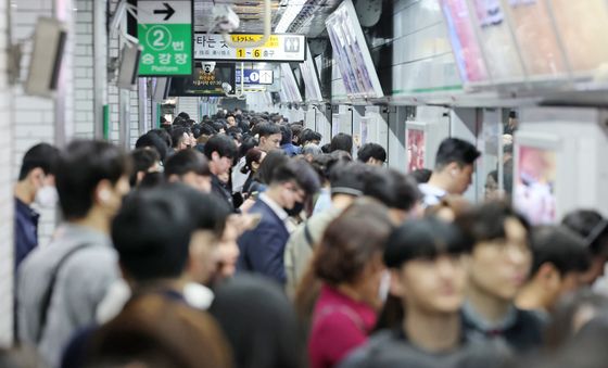 북적이는 지하철 승강장