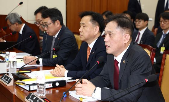 질의 답변하는 김태규 방통위 부위원장