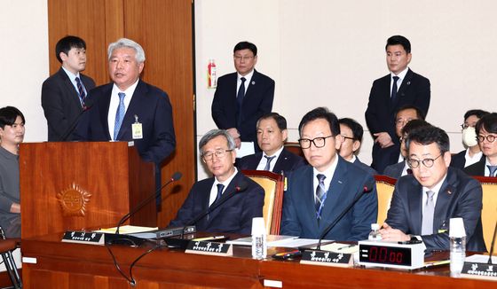 증인선서 거부 사유 밝히는 김홍일 전 방통위원장