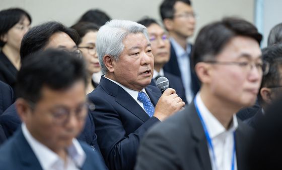 답변하는 김홍일 전 방통위원장