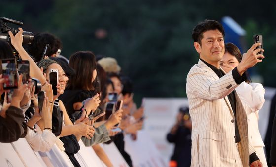 팬들과 사진 찍는 이지훈