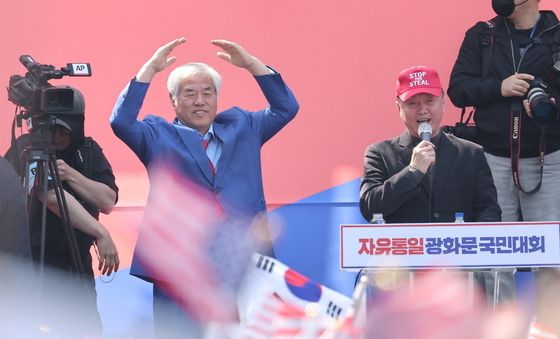 尹 탄핵 선고일…지지자들 앞에 나선 전광훈 목사