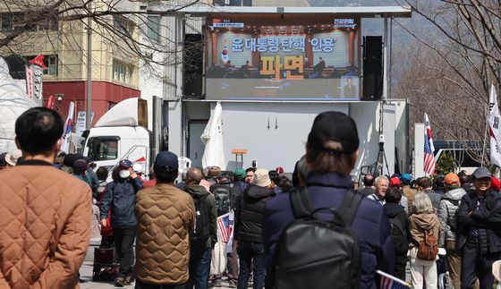 [탄핵인용] 대통령 파면 지켜보는 보수 집회 참가자들