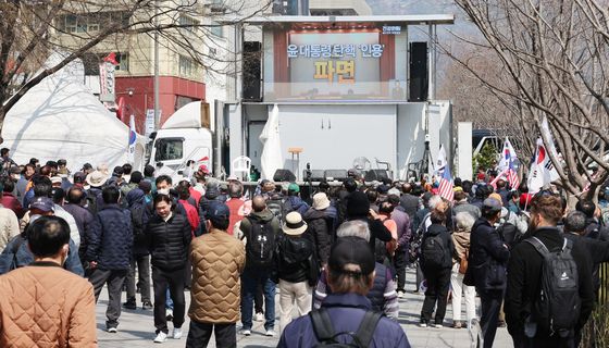 [탄핵인용] 보수집회에 생중계된 탄핵 인용 생중계