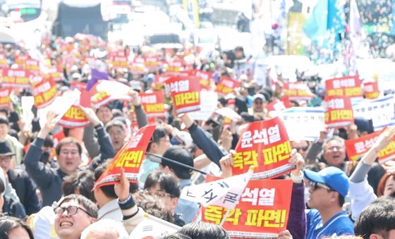 [탄핵인용]얼싸안으며 '尹 탄핵' 반기는 시민들