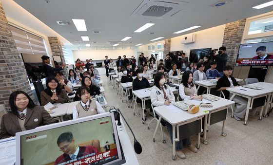 [탄핵인용] 웃음꽃 핀 고교생들