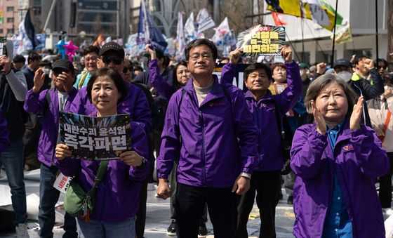 [탄핵인용] 탄핵 소식에 기뻐하는 이태원 참사 유가족들