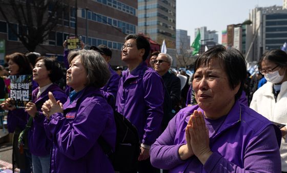 [탄핵인용] 안도하는 이태원 참사 유가족들