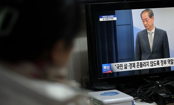 [탄핵인용]한덕수 대통령 권한대행 대국민담화 시청하는 시장 상인