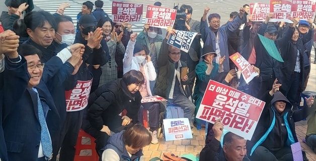 [탄핵인용]尹 파면 선고 생중계한 원주서 환호성