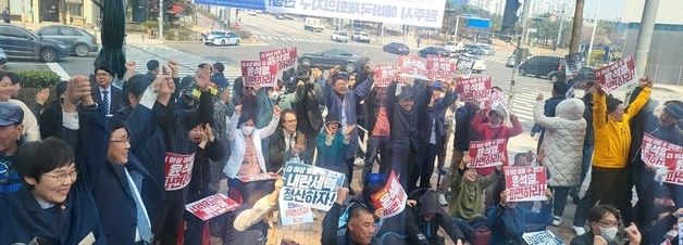 [탄핵인용]두 손 들고 미소…헌재 선고 생중계 지켜본 시민들