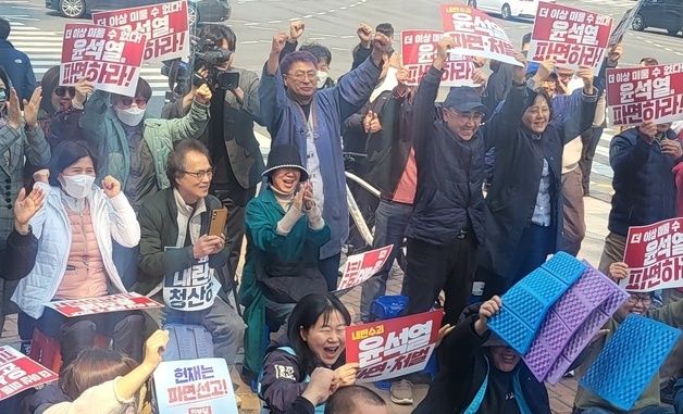 [탄핵인용]두 손 들고 미소…헌재 선고 생중계 지켜본 시민들