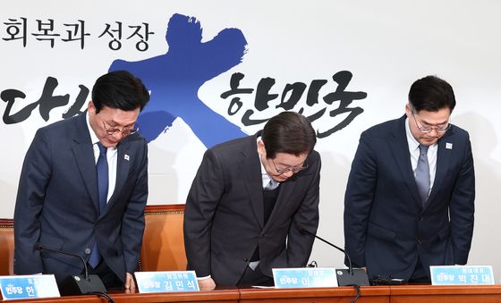 [탄핵인용] 인사하는 이재명 대표