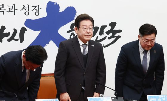 [탄핵인용] 인사하는 이재명 대표