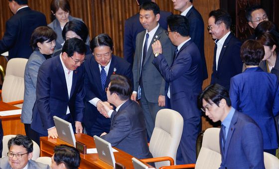 의원들과 악수하는 이재명 대표