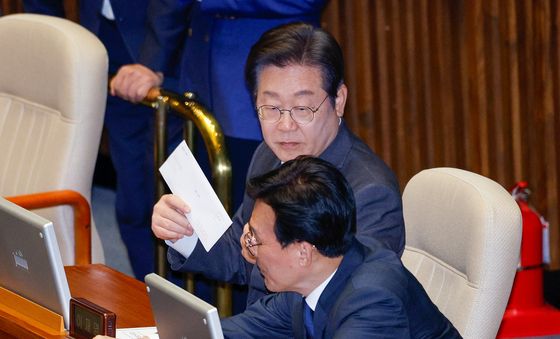 봉투 든 이재명 대표