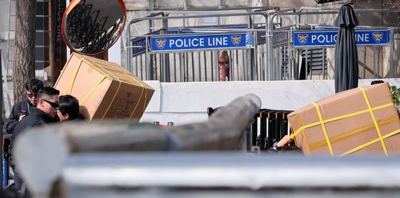 [탄핵인용] 관저 앞 초소 보호복 옮기는 경찰