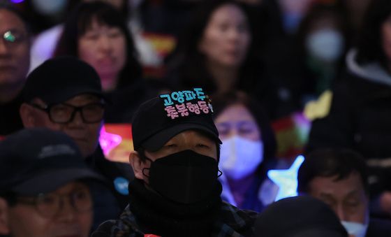 [탄핵인용] 윤 대통령 탄핵 후 집회에도 응원봉