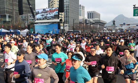 이른 아침 깨우는 힘찬 발걸음