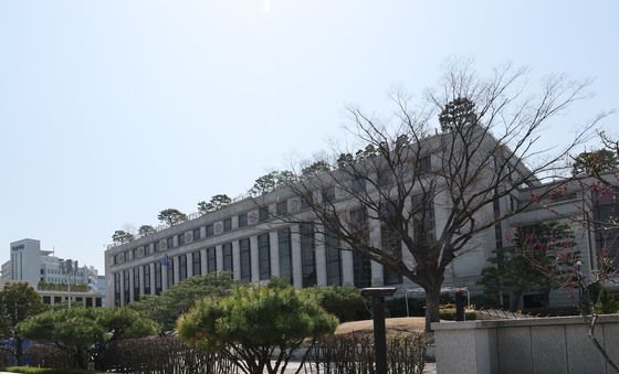 헌재 앞 尹 지지자들이 보낸 화환 수거