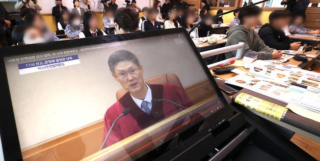 [탄핵인용]윤석열 전 대통령 탄핵 심판 생중계 지켜보는 고교생들