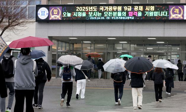 시험장 입실하는 수험생들