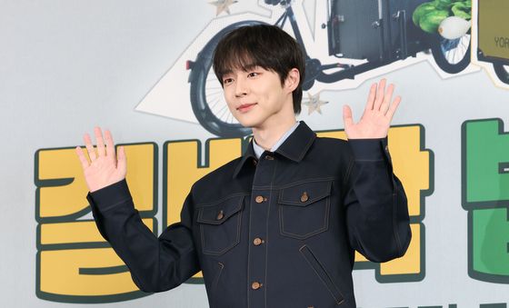 배인혁, 빛나는 손 인사