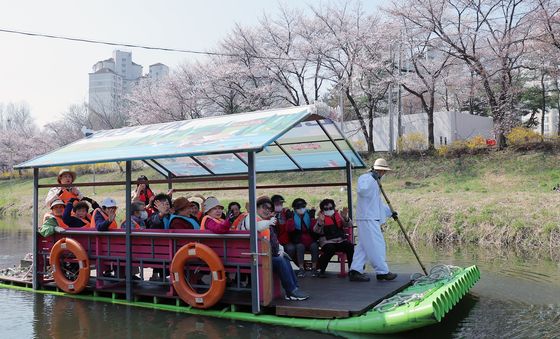 양재천 똇목 탄 어르신들 '활짝'