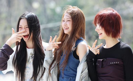 키키, 살랑살랑 봄꽃 미소