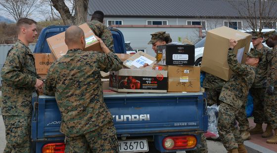 경북 산불 자원봉사자로 달려온 미 해병대